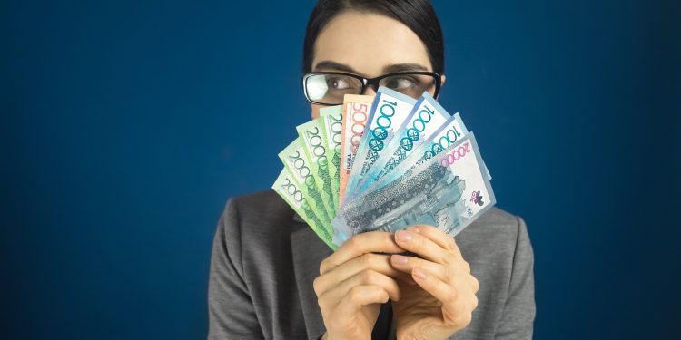 присваивала зарплату