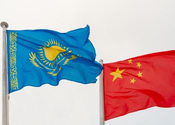 Флаги Китая и Казахстана