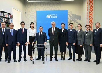 Касым-Жомарт Токаев со студентами