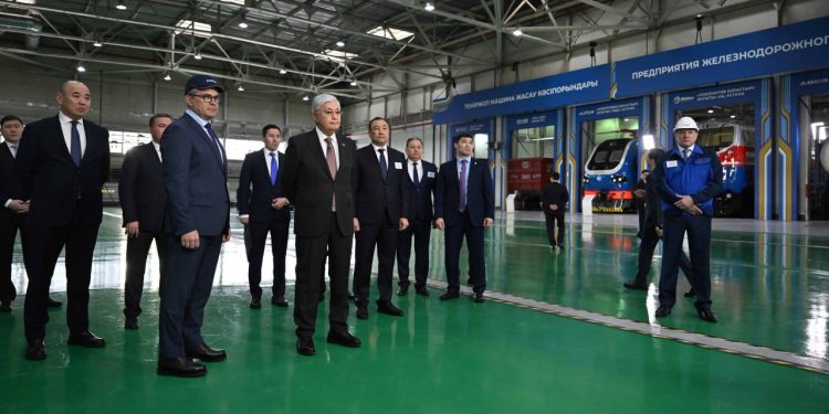 Токаев поддержал развитие железнодорожного кластера