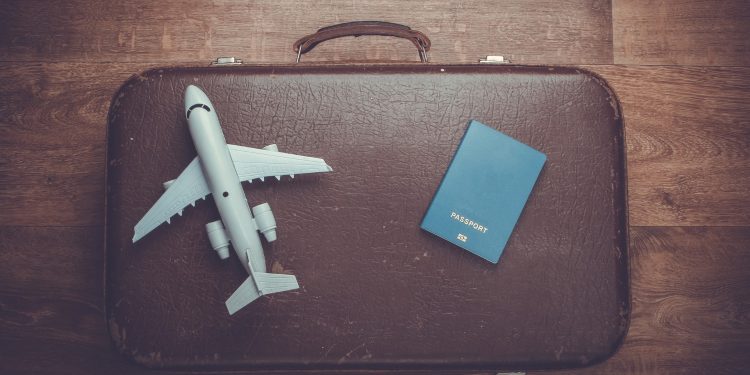 Чемодан, самолет, миграция