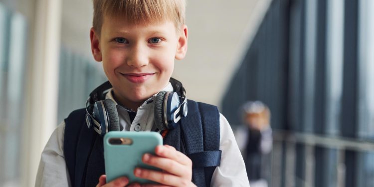 телефон у школьника