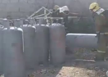 спасатели вынесли 15 газовых баллонов