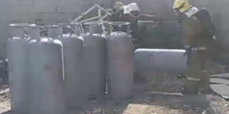 спасатели вынесли 15 газовых баллонов
