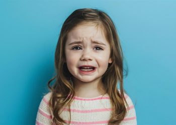 Девочка плачет