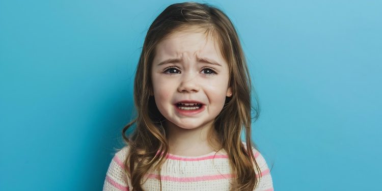 Девочка плачет