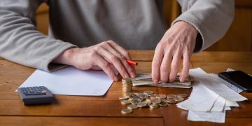 считает деньги