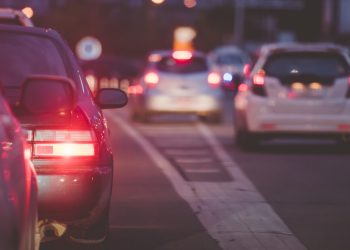 Автомобили в потоке