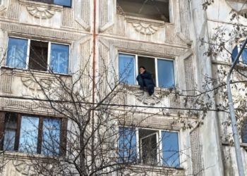 В Алматы гвардеец спас женщину, готовившуюся к суициду