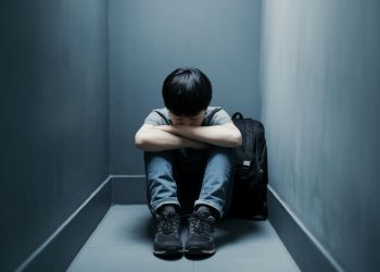 Десятиклассник плачет