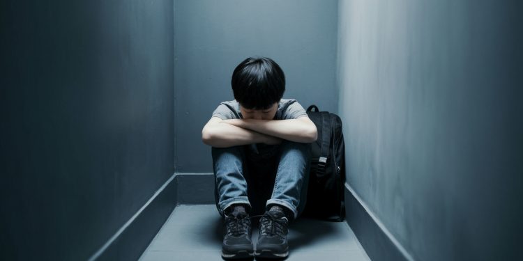 Десятиклассник плачет