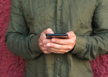 педофил с телефоном