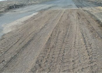 ямы на дорогах засыпают песком