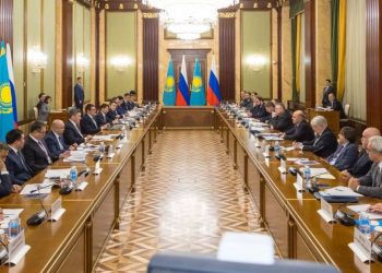 Олжас Бектенов и Михаил Мишусти