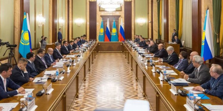 Олжас Бектенов и Михаил Мишусти