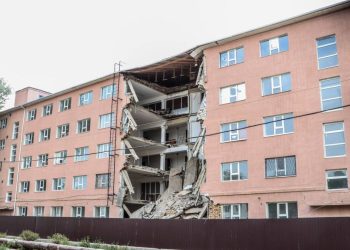 В Атырау рухнула часть общежития