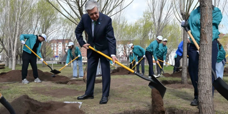 Касым-Жомарт Токаев сажает дерево