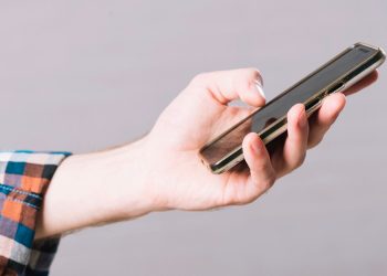 Телефон в руке