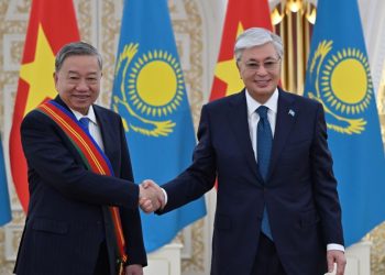 Касым-Жомарт Токаев наградил То Лама