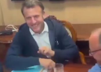 Неизвестный предмет в руках Макрона