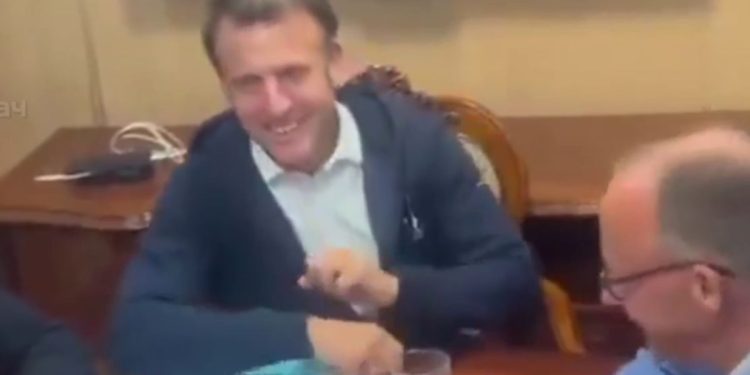 Неизвестный предмет в руках Макрона