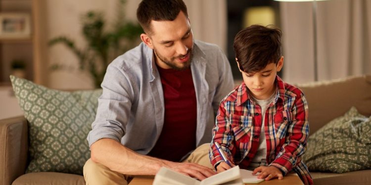 Отец учит сына