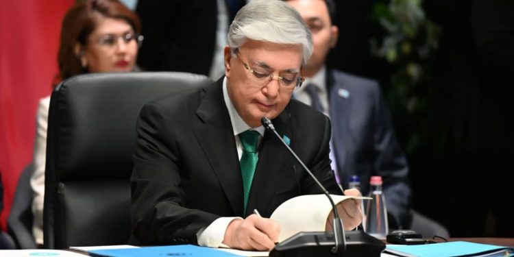 Касым-Жомарт Токаев подписывает документ