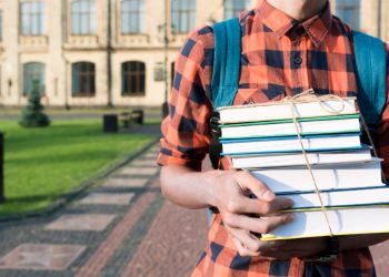 Студент с книгами