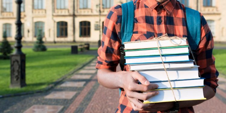 Студент с книгами