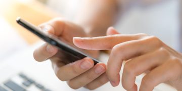 Телефон в руке