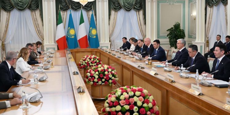 Президент Казахстана Касым-Жомарт Токаев и Председатель Совета министров Италии Джорджа Мелони провели переговоры в расширенном составе