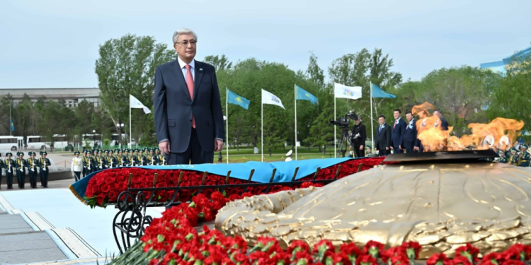 Касым-Жомарт Токаев возложил цветы
