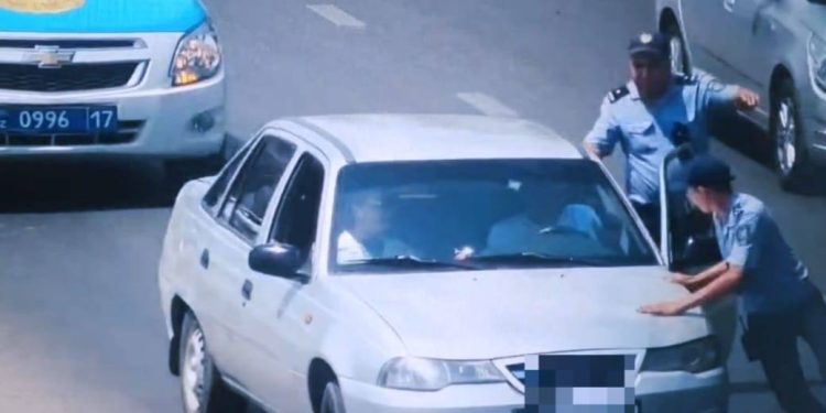 В Шымкенте водитель протащил полицейского на капоте