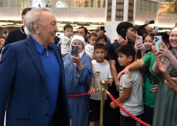 Нурсултан Назарбаев в мечети