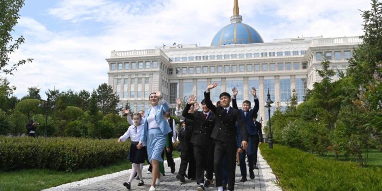 Школьники на экскурсии в Акорде