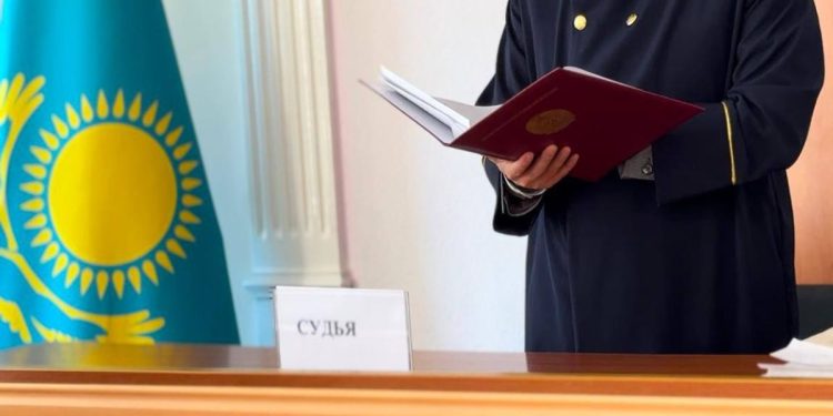 судья
