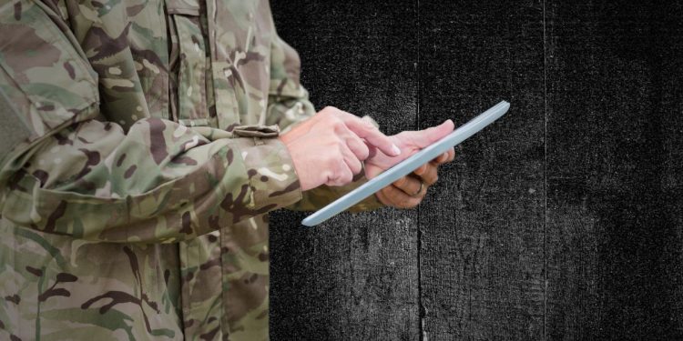 военный с планшетом