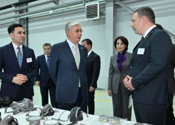 Токаев посетил завод противогазов