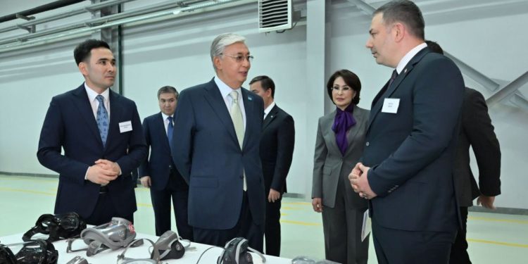 Токаев посетил завод противогазов