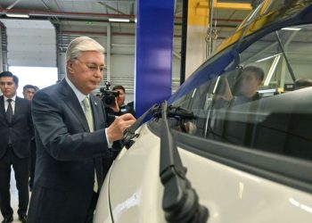 Касым-Жомарт Токаев оставляет роспись на машине