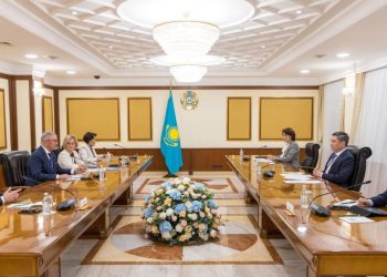 Премьер-министр Олжас Бектенов провёл переговоры с председателем наблюдательного совета Polpharma Group Ежи Стараком