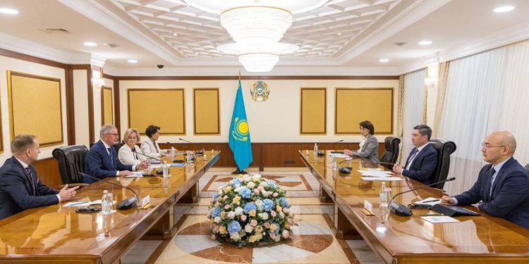 Премьер-министр Олжас Бектенов провёл переговоры с председателем наблюдательного совета Polpharma Group Ежи Стараком