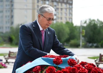 Токаев возложил цветы