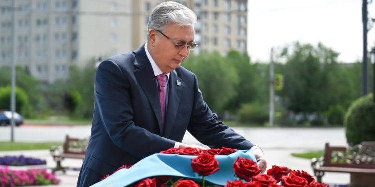 Токаев возложил цветы
