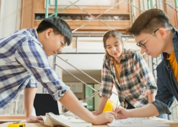 Подростки работают