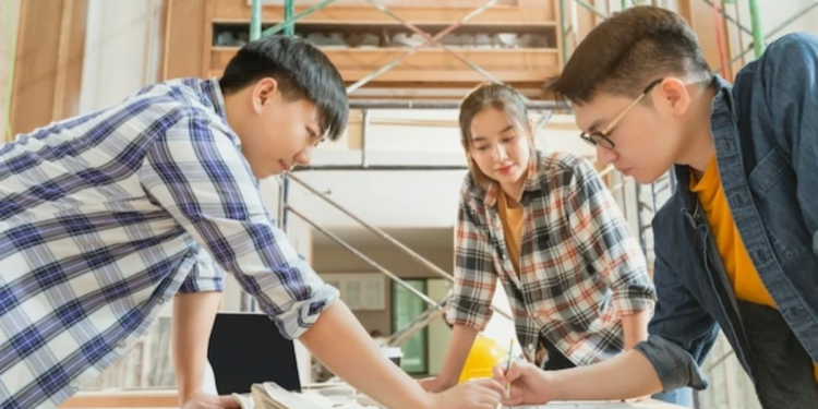 Подростки работают