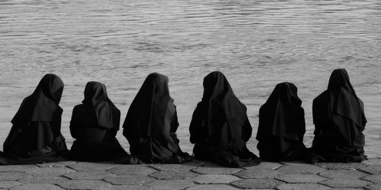 Женщины в парандже