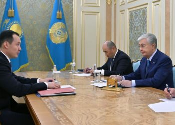 Касым-Жомарт Токаев провёл рабочую встречу с председателем правления АО «НК «QazaqGaz» Санжаром Жаркешовым