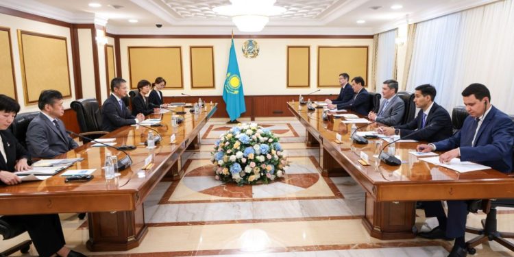 Олжас Бектенов провёл встречу Хидехико Юзаки