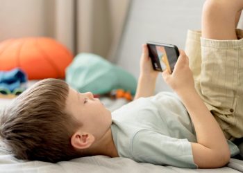 ребенок с телефоном